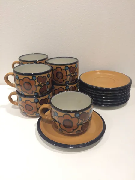 Seitsemän kuppia ja kahdeksan lautasta Arabia, Kalevala, design Anja Jaatinen-Winqvist, korkeus 68mm.  Lähetetään postipakettina.