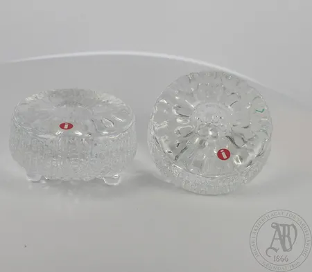 Kaksi kynttilänjalkaa Iittala, Ultima Thule, Tapio Wirkkala, korkeus 41mm.  Lähetetään postipakettina.