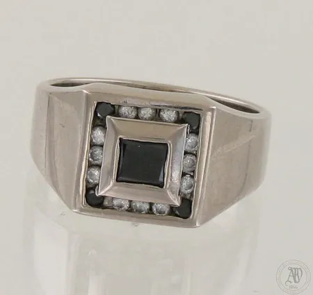 Timanttisormus 1xn.0.40ct princess-hionta, 16xn.0.01-0.02ct, koko 19, 585 , valkokultaa, paino 12,9g