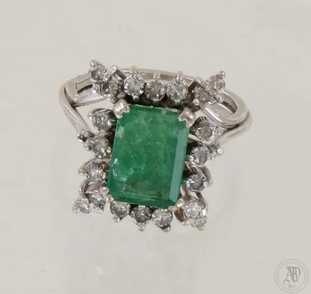 Timanttisormus smaragdilla 20xn.0.02ct, koko 16, 750 valkokultaa, paino 5,5g