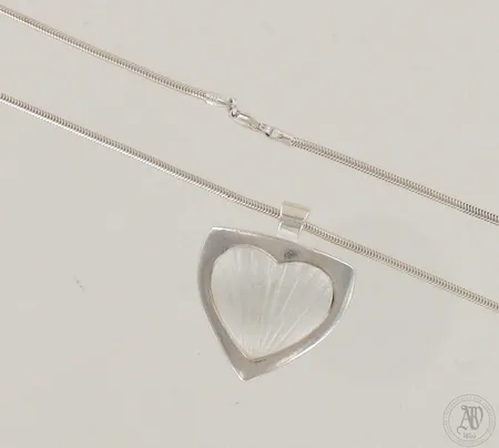 Kaulakoru, Kalevala Koru Rakkaus, ketjun pituus 44,5cm, riipuksen korkeus 32mm, 925br, paino 18,2g