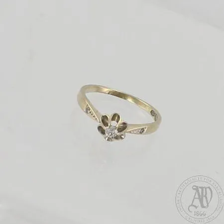 Timanttisormus 1xn.0.07ct 2x0.01ct, koko 17½, 750 valkokulta, paino 2,2g