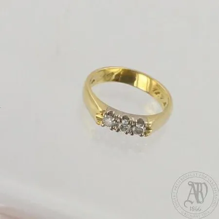 Timanttisormus 3x.0.09ct, kaiverrettu, koko 18, 750, paino 5,7g
