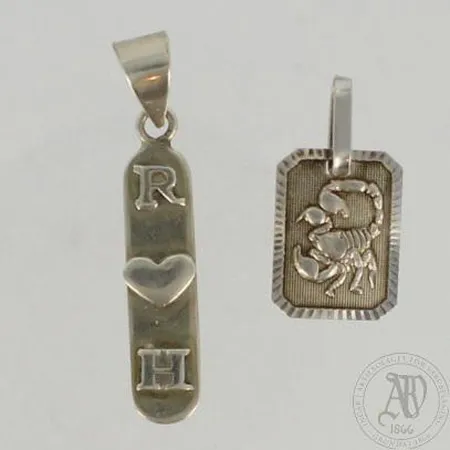 Kaksi riipusta, korkeudet 23 ja 37mm, 925, paino 4,4g