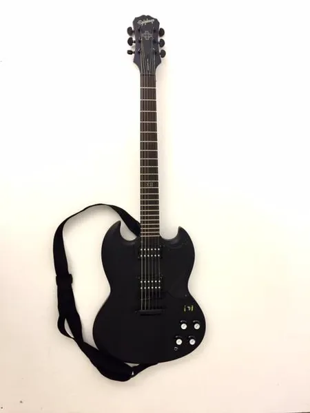Epiphone SG Goth G-400, pitch black, mahonkirunko ja -kaula, ruusupuuotelauta, radius 12", 22 nauhaa, XII-helmiäisupotus 12. nauhalla, kaulamikrofoni Alnico Classic, tallamikrofoni Alnico Classic Plus, Grover-virittimet, sarjanumero 1007211258, pehmeä laukku.