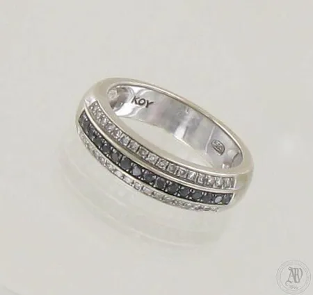 Timanttisormus 16x.0.01ct ja 34xn.0.005ct, käytön jälkiä, koko 16, 585 valkokulta, aitoustodistus, paino 3,8g 