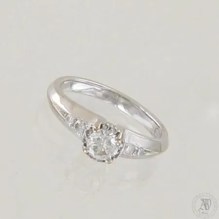 Timanttisormus 1xn.0.35ct 2xn.0.03ct 2xn.0.02ct 8xn.0.005ct, koko 16¼, 750 valkokulta, paino 4,2g 