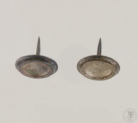 Kaksi juustonappia, kaiverrettu, Ø 30mm, 813, paino 11,9g 