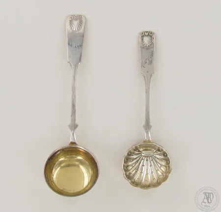 Kastikekauha ja sirotinlusikka, kaiverrettuja, 813, paino 67,8g