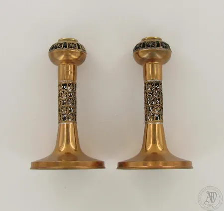 Kynttilänjalat, toisen pohjassa kaiverrus, korkeus 160mm, Pitsi, design Pentti Sarpaneva, pronssi