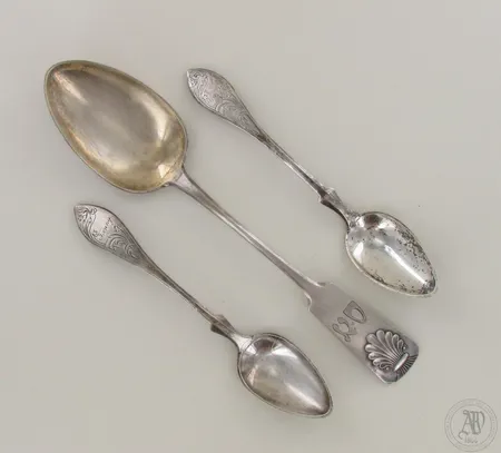 Kolme lusikkkaa, kaiverrettu, pituudet 180-250mm, 813, paino 154,9 Paino: 0 g