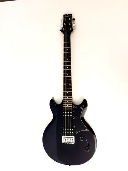 Sähkökitara Ibanez Gio GX30, lehmusrunko, vaahterakaula, ruusupuuotelauta, 2 humbucker-mikrofonia, 1 volume, 1 tone, sarjanumero 031108108, pehmeä laukku.