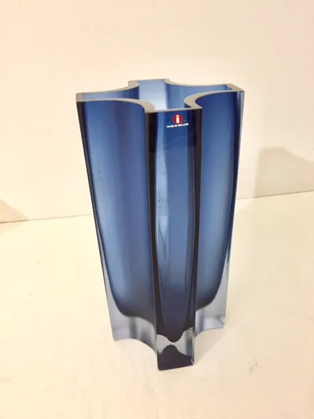 Taidelasi Tapio Wirkkala, blue glass vase 3512, Iittala, Finland 1966-69, korkeus 26cm, pohjassa naarmuja, Lähetetään postipakettina.