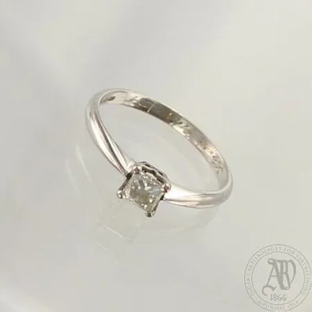 Timanttisormus 1xn0.30ct  princess-hiontainen, koko 16½, 750 valkokulta, paino 2,1g 