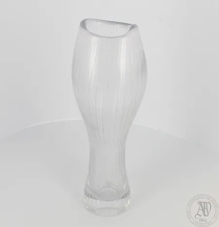 Taidelasi Iittala, Varsanjalka 3215, viivahiottu, signeeraus Tapio Wirkkala Iittala -56, korkeus 165mm, pinnassa pieniä säröjä. Lähetetään postipakettina.