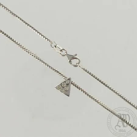 Kaulaketju timanttiriipuksella 5xn.0.01-0.02ct, riipuksen korkeus 10mm, ketjun pituus 42cm, 585 valkokulta, paino 4,9g 