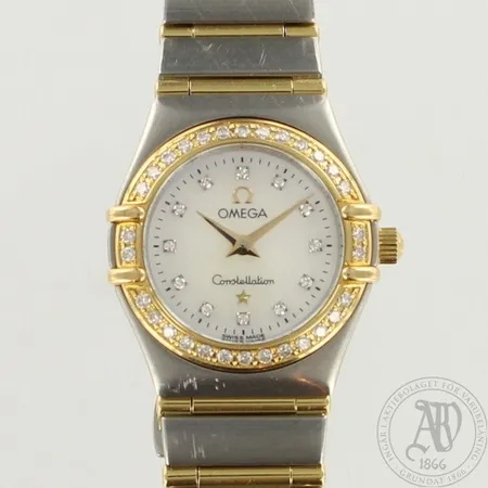 Naisten teräs/kultarannekello Omega Constellation timanteilla 30xn.0.01ct ja 12xn.0.005ct, hemiäistaulu, quartz, sarjanumero 56282944, ref. 12677500, taulun Ø 22mm, 18K hihnan pituus 160mm, quartz:paristo loppunut,pientä käytön jälkeä, mukana kolme lisäpalaa, rasia ja paperit.
