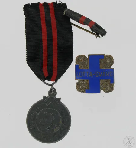 Talvisodan muistomitali 1939-1940 ja Lotta-Svärd jäsenmerkki, metallia, molemmissa käytön jälkiä
