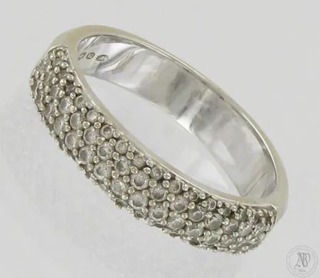 Timanttisormus 64xn.0.005-0.01ct, koko 17, 585 valkokulta, paino 4,4g