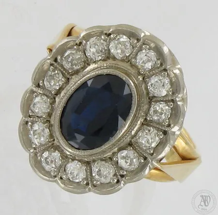 Sinisafiirisormus timanteilla 14xn.0.06ct (vanhahiontaisia), yhden timantin pinnassa halkeama, koko 18, 750br kelta- ja valkokulta, tekijäleima EVH, Kultasepänliike Helkelä Oy, vuodelta 1976, paino 11,5g