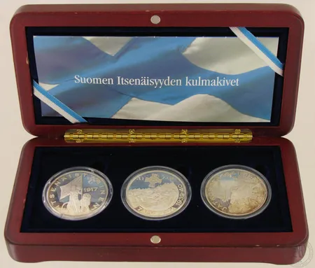 Hopearahasarja Suomen Itsenäisyyden kulmakivet: Itsenäistyminen 6.12.1917, Talvisota 1939-40 ja Jatkosota 1941-44, 925, paino 78,0g, laatikko ja todistus