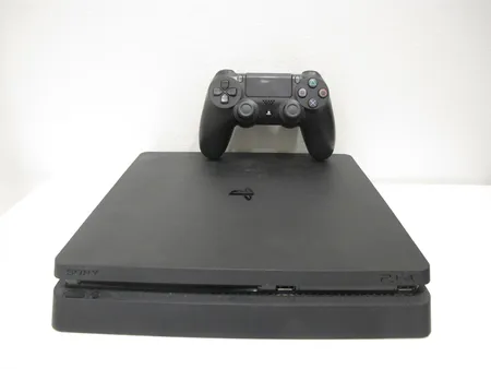 Pelikonsoli, Play station 4 slim 500gb, virtajohto ja yksi ohjain. Lähetetään postipakettina.