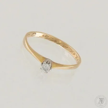 Timanttisormus 1xn.0.09ct, kaiverrettu, koko 17, 750, paino 1,4g 
