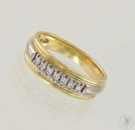 Timanttisormus 7xn.0.02ct, koko 16½, 750 kelta- ja valkokulta, paino 4,1g 