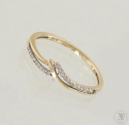 Timanttisormus 22xn.0.005ct, yksi kivi puuttuu, koko 17¾, 585 kelta- ja valkokulta, paino 1,3g 