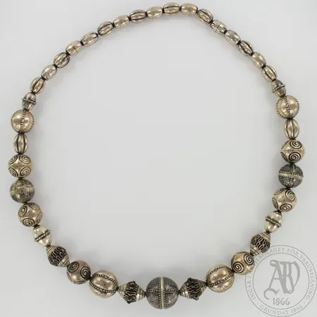 Kääty Kalevala Koru, Halikon kääty, kaiverrettu, vuodelta 1965, pituus 67cm, 916, paino 116,6g 
