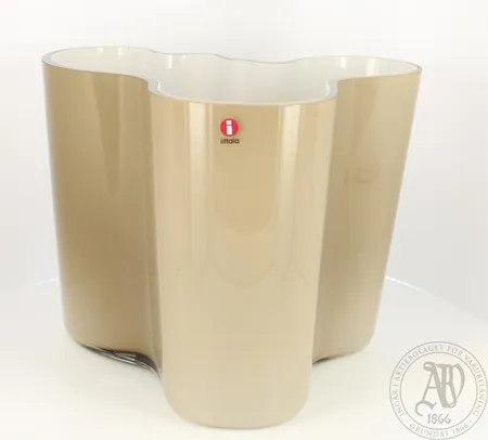 Aalto-maljakko, design Alvar Aalto, Iittala, korkeus 160mm, Hiekka-valkoinen, vuosituote 2007, laatikko  ja pellavapussi, uuden veroinen.  Lähetetään postipakettina.