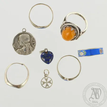 Viisi sormusta ja kolme riipusta, sormuksissa käytön jälkiä ja osa viallisia, sormusta koot 16½-18¼, riipusten korkeudet 15-20mm, 800-925br, paino 19,8g 
