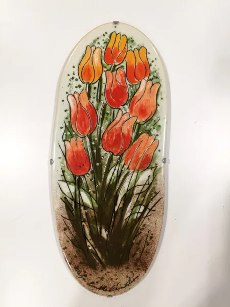Seinälautanen Arabia, Tulppaanit, Design Heljä Liukko-Sundström, korkeus 32 cm ja leveys 13 cm. Lähetetään postipakettina.