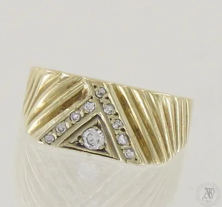 Timanttisormus 1xn.0.09ct ja 9xn.0.005ct, koko 18½, käytön jälkiä, 585, paino 8,1g