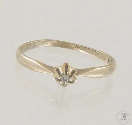 Timanttisormus 1xn.0.01ct, kaiverrettu, käytön jälkiä, koko 17½, 750 valkokulta, paino 1,7g