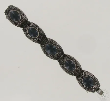Filigraani-rannekoru kivillä, pituus 175mm, Suomen tuontileimat vuodelta 1963, varmuusketju puuttuu, käytön jälkiä, 813br, paino 59,6g