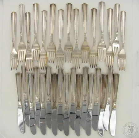 15 Ruokahaarukkaa  ja 17 ruokaveistä Margit 184mm ja 190mm, kahdessa veitsessä käytön jälkiä, 916 ja 916br, painot 613g ja 1093,2g