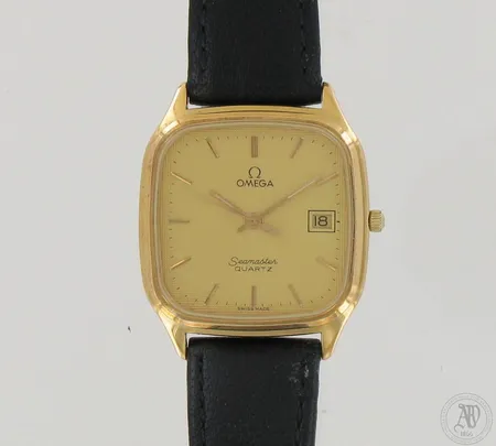Teräsrannekello Omega Seamaster quartz nahkarannekkeella, taulun koko 30x30mm, lasissa naarmu kello yhdeksän kohdalla.