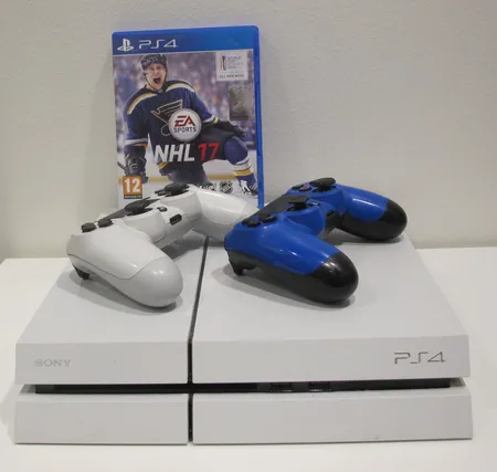 Pelikonsoli Playstation 4 500GB, 2 ohjainta joissa käytön jälkiä, 1 peli virtajohto ja HDMI kaapeli.  Lähetetään postipakettina.