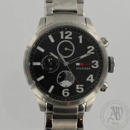 Teräsrannekello Tommy Hilfiger chronograph, quartz, lieviä käytön jälkiä, Ø 45mm, rannekkeen pituus 190mm
