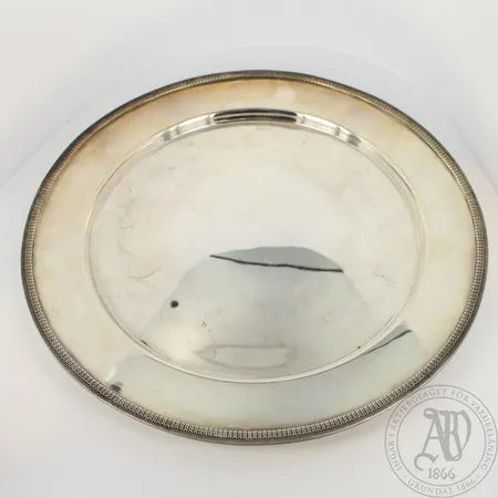 Hopealautanen, pohjassa kaiverrus, valmistaja koruteollisuus Tillander vuodelta 1971, Ø 265mm, 830, paino 489,7g