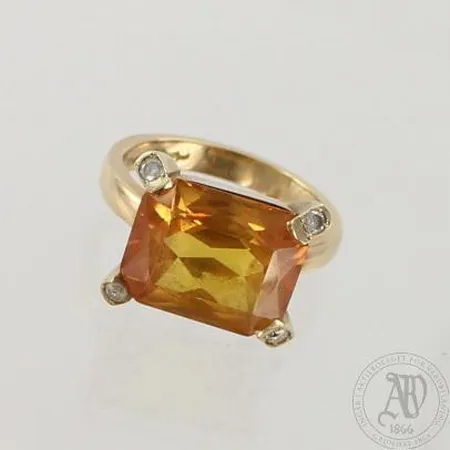 Kivisormus timanteilla 4xn.0.05ct, yksi kynsi katki ja kivessä pieni lohkeama, koko 20½, 585br, paino 12,2g