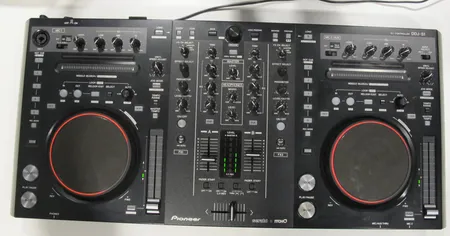DJ controller Pioneer DDJ-S1, virtajohto.  Ota yhteys panttilainaamoon kuljetusmaksusta sopimiseksi.