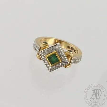 Smaragdisormus timanteilla 6xn.0.08ct princess ja 12xn.0.01ct, keskikivi lohjennut, koko 16¾, 750br, paino  7,5g