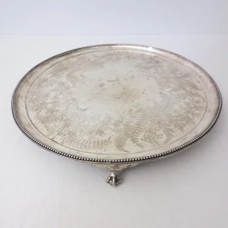 Hopeatarjoitin, Ø 44cm, tekijäleima Charles Boyton & Son, Lontoo 1894, 925, paino 2096,1g