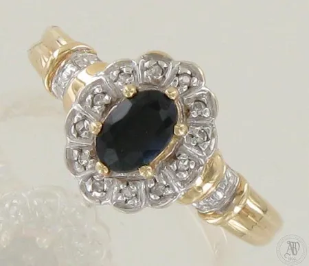 Sinisafiirisormus timanteilla 12xn.0.005ct, koko 17¾, 585br kelta- ja valkokulta, paino 2,9g