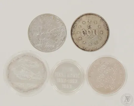 Viisi hopeamitalia ja -rahaa, Ivan Mestrovic, 1983, "History of the Croats" 925, Belgivm 20 euro 1996 925, 10 Rbl 1980 Olympia Hopea Porovaljakkokisat 999, Eesti 100 Krooni 1992 925, Belgium 5 Ecu 1987 833, kokonaispaino suojineen 127,5g