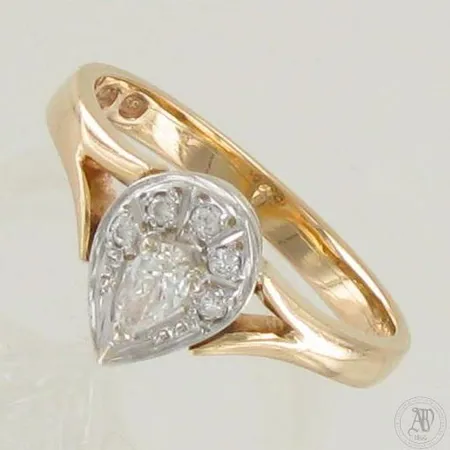 Timanttisormus 1xn.0.20ct Pear-hiontainen 5xn.0.01ct, koko 16½, 750 kelta- ja valkokulta, paino 3,0g
