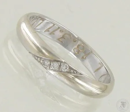Timanttisormus 3xn.0.01ct, kaiverrettu, koko 15½, 585 valkokulta, paino 2,0g
