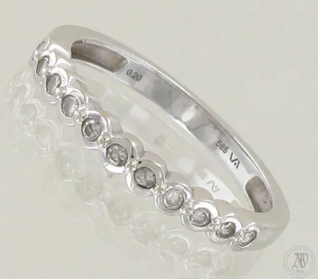 Timanttisormus 11xn.0.01-0.02ct, koko 18, 585 valkokulta, paino 2,3g